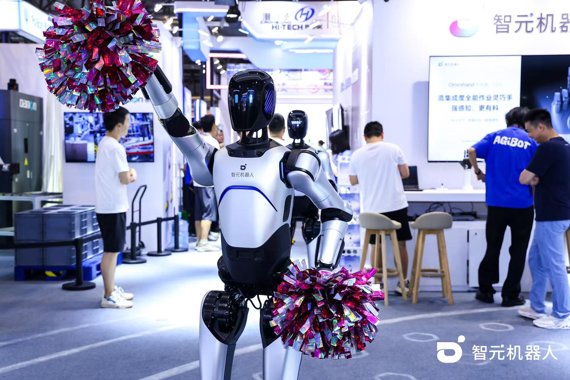 南宫NG28机器人 WAIC 首日展台火爆，机器人家族集体打工忙不停